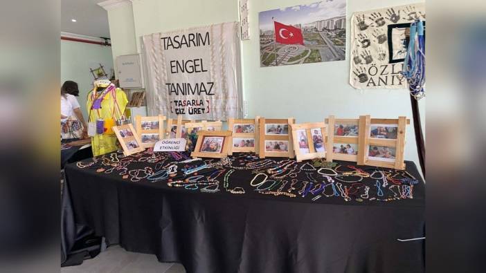 İzmir'de özel gereksinimli bireyler 'Tasarla, Çiz, Üret' projesiyle yeteneklerini sergiledi