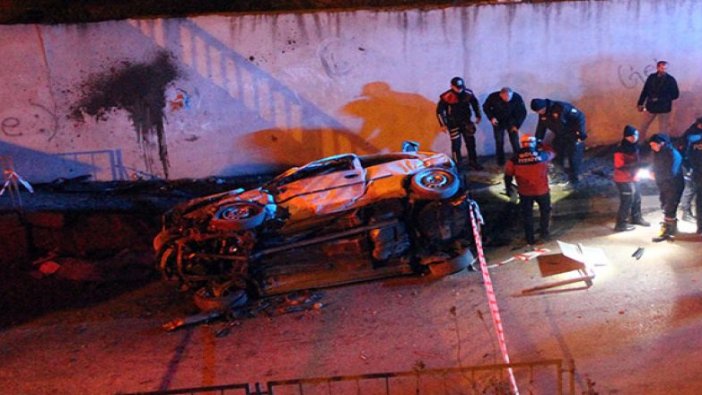 Köprüden uçup duvara çarpan otomobildeki 2 genç yaşamı yitirdi