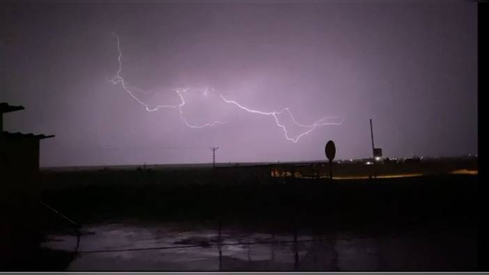 Mardin'de şimşekler geceyi aydınlattı