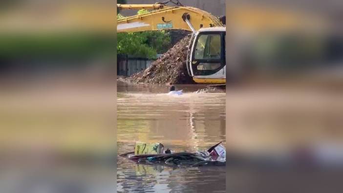 Hatay'da İş Makinası Operatörü, Yüzerek Ulaştığı Kepçeyi Sel Sularından Kurtardı