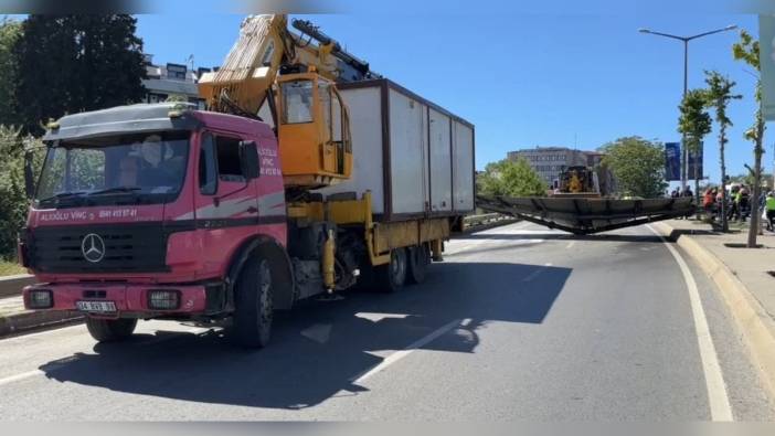 Kadıköy'de vinç kazası: Yön tabelası hasar gördü