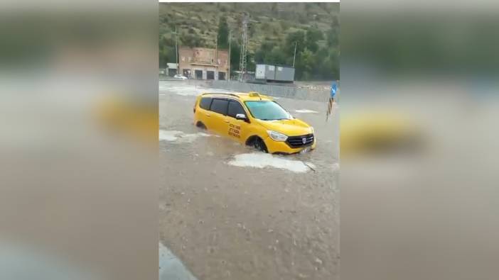 Savur'da sağanak yağış hayatı felç etti