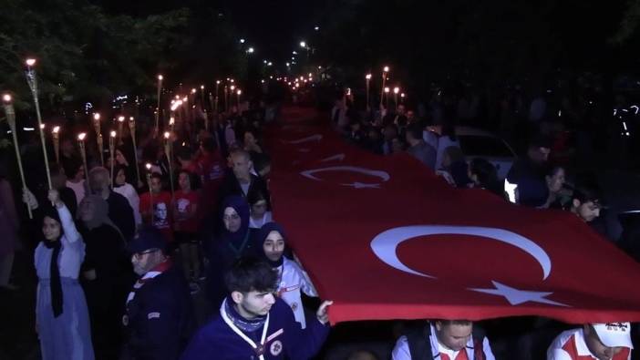 Diyarbakır'da 19 Mayıs coşkusu: 157 metrelik Türk bayrağıyla fener alayı