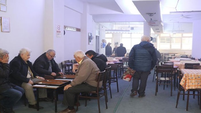 Yangında kahveye duman doldu, müşteriler tavlaya devam etti