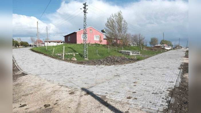 Ağrı Yolluyazı köyünde yol çalışması: 3 bin metrekare kilit parke taşı döşendi