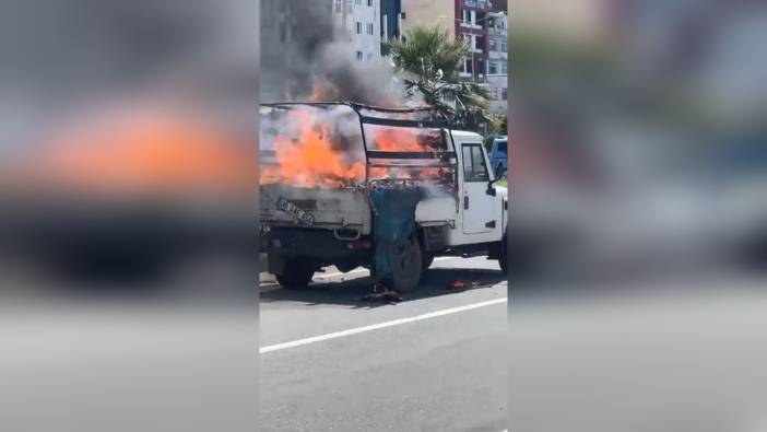 Hopa'da kamyonet yangını: Kartonlar alev aldı