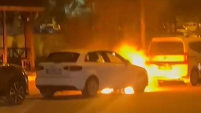 Şanlıurfa'da park halindeki otomobil alev alev yandı: Yangın yarım saatte söndürüldü
