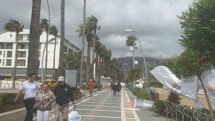 Marmaris'te kuvvetli rüzgar: Tekne turları iptal edildi