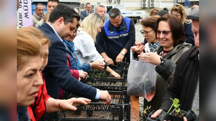 Lüleburgaz Belediyesi'nden fide dağıtımı: 20 bin ata tohumu fidesi vatandaşla buluştu