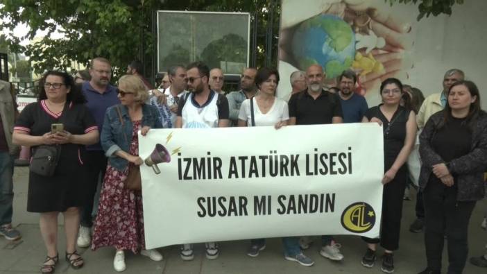 İzmir Atatürk Lisesi'nde 'Kişisel Farkındalık' Semineri: Tepki Çeken İfadeler ve Davranışlar
