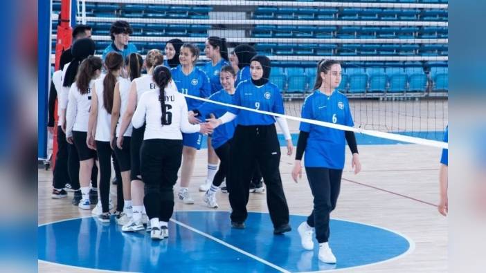 EBYÜ Bahar Şenlikleri'nde spor coşkusu: Kort tenisi, voleybol ve futbol heyecanı
