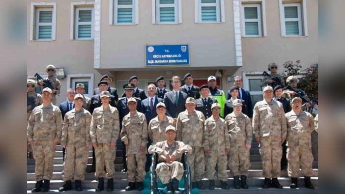 Erciş'te duygu dolu temsili askerlik töreni: Özel bireyler yemin etti