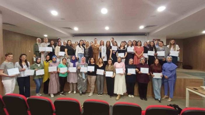 Afyonkarahisar'da ebelik eğitimleri devam ediyor: Normal doğum eylem planı çerçevesinde 39 ebe eğitim aldı