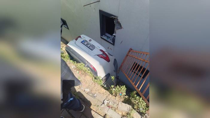 Kağıthane'de korkulukları kırarak boşluğa uçan araçta ölen ya da yaralanan olmadı