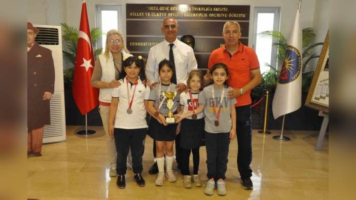 Gaziantep Kolej Vakfı Özel Okulları yüzme müsabakalarında başarı elde etti: Öğrenciler kupa ve madalyalar kazandı