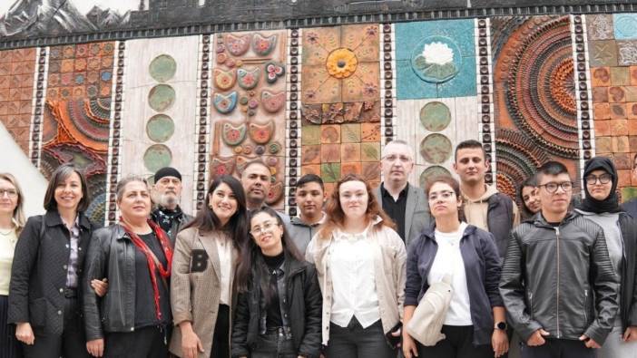 Bursa'da özel gençlerden anlamlı proje: 8,5 metrelik seramik pano