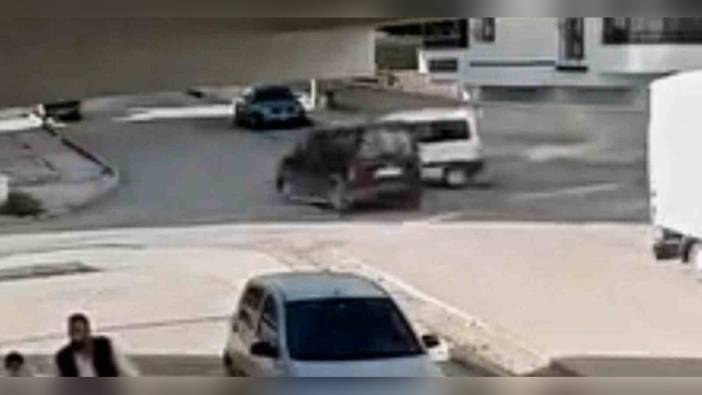 Elazığ’da kaza anı kamerada: İki araç çarpıştı