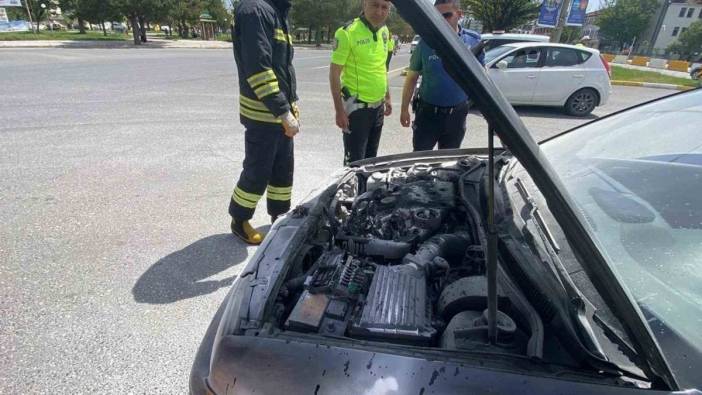 Erzincan'da seyir halindeki araç alev aldı: Olay Ergenekon mahallesinde meydana geldi