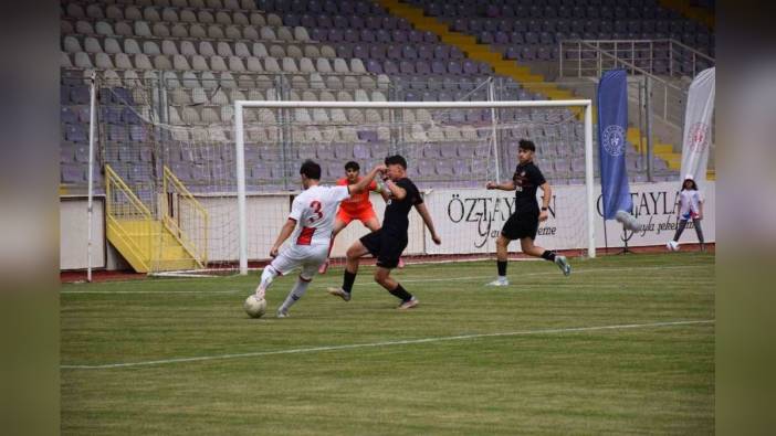 Afyonkarahisar'da Okul Sporları Futbol Şampiyonası sona erdi: Samsun Özel Canik Uğur Anadolu Lisesi şampiyon