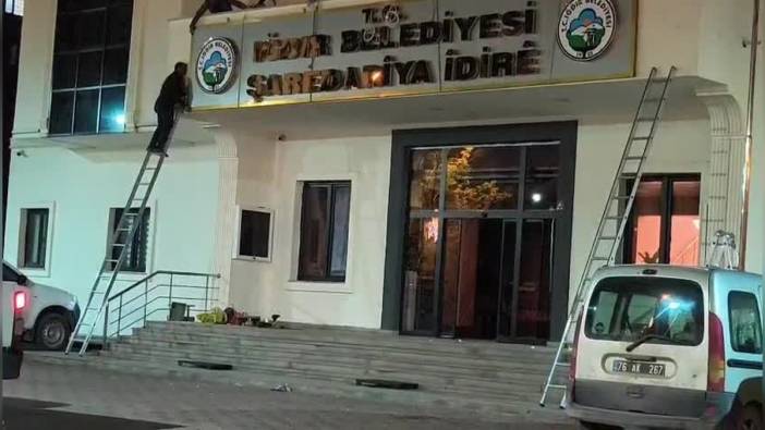 Iğdır Belediyesi tabelasına Kürtçe eklendi: 'Şarederiya İdire' yazısı dikkat çekti