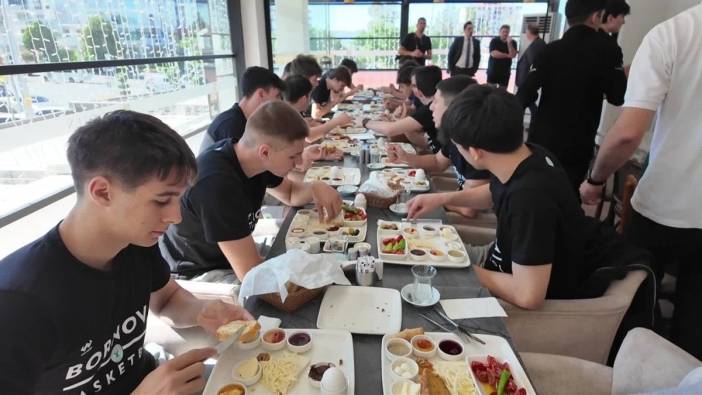 Bornova Belediye Başkanı Eşki: U18 basketbol takımına başarılar diledi