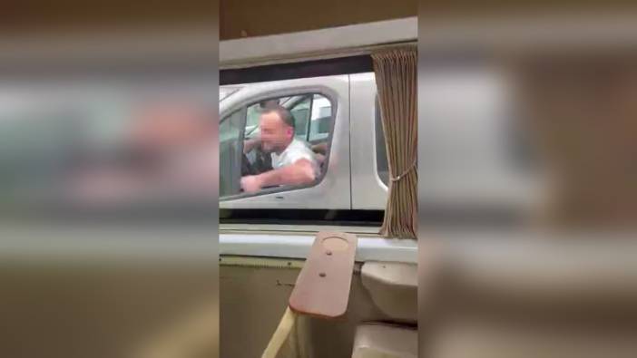 Kadıköy'de trafik magandası: Seyir halinde minibüs camına yumruk attı