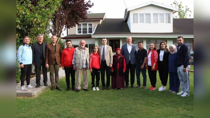 Düzce Valiliği: Milli sporcu Ayşenaz Tosun evinde ziyaret edildi
