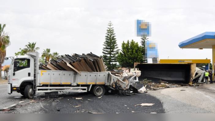 Antalya'da Sıcak Asfalt Yüklü Kamyon Durağa ve Kamyonete Çarptıktan Sonra Devrildi: Sürücü Yaralandı