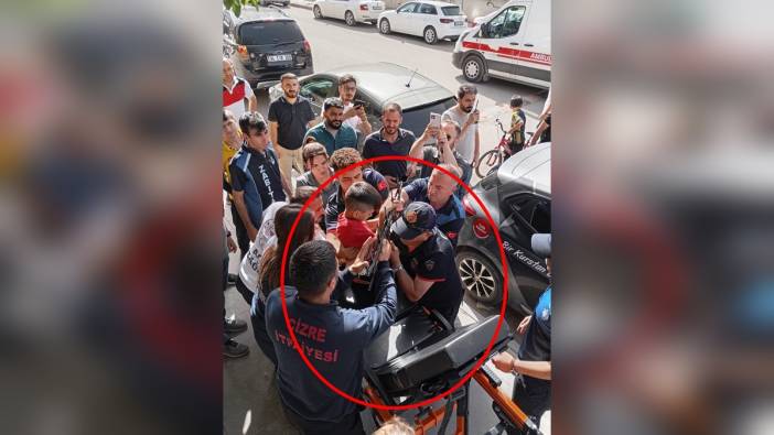 Cizre'de korkuluk kazası: Dut yerken eli demire saplandı