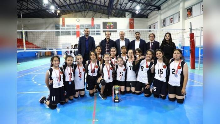 Alaca Belediyespor, voleybol turnuvasında ikinci oldu