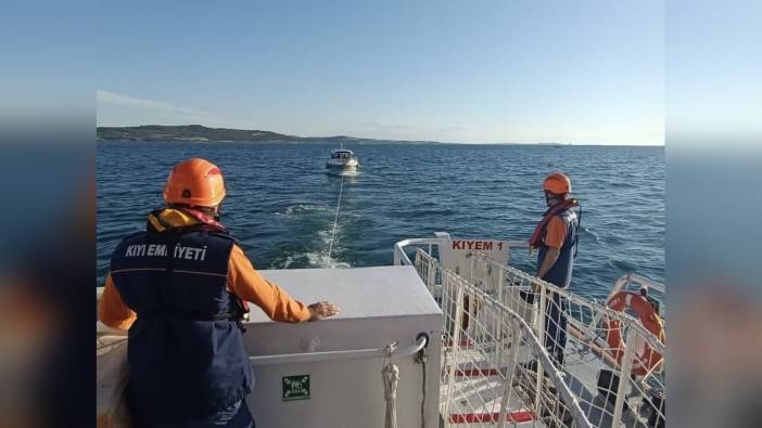 Çanakkale Boğazı'nda makine arızası: 3 kişinin bulunduğu tekne kurtarıldı
