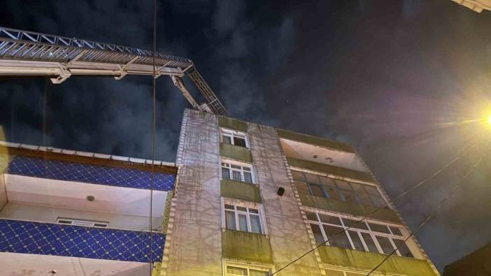 Küçükçekmece'de çatı yangını: Alevler kısa sürede çatıyı sardı