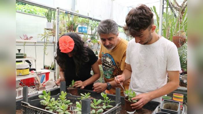 İzmir'de Özel Eğitim Öğrencileri: Atıl Konteyneri Kitap Okuma ve Oyun Alanına Dönüştürdü
