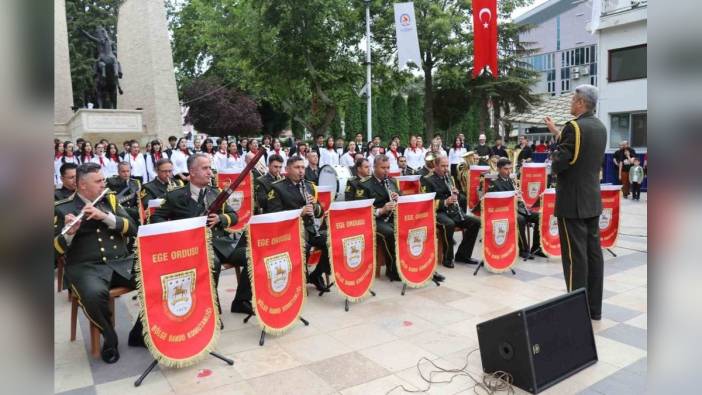 Denizli'de coşkulu 19 Mayıs konseri: Ege Ordusu Bando Komutanlığı ve öğrenciler meydanı doldurdu