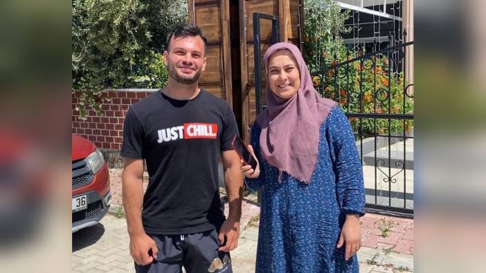 Serik'te örnek davranış: Moldovalı turist, bulduğu telefonu sahibine teslim etti