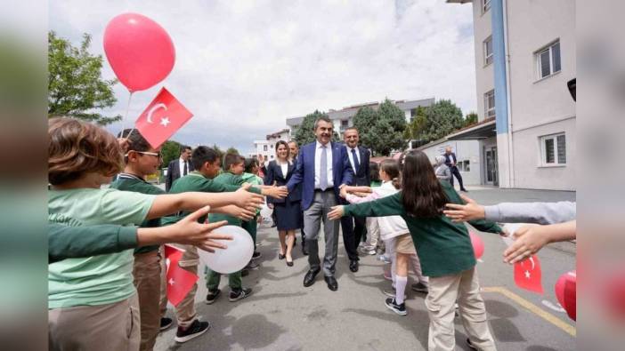 Milli Eğitim Bakanı Tekin, Tuzla Atatürk İlkokulu'nu ziyaret etti: Öğrencilerle sohbet edip öğretmenlere teşekkür etti