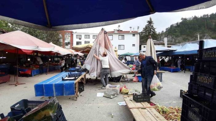 Mudurnu'da şiddetli fırtına: Semt pazarı esnafı zor anlar yaşadı