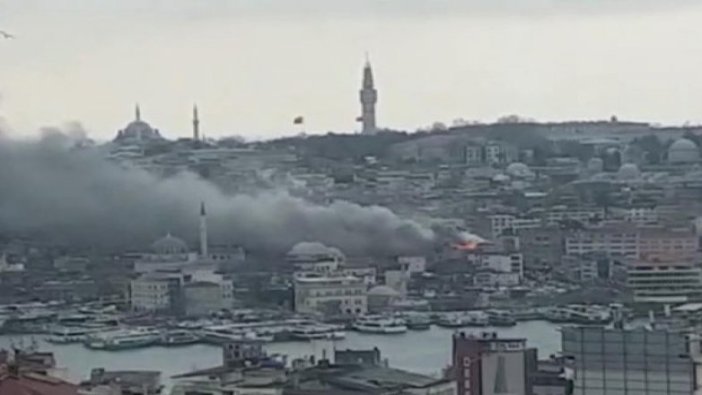 Eminönü'nde çatı yangını