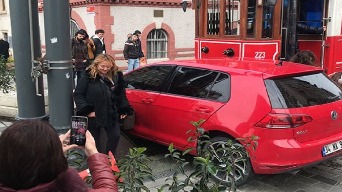 Kaza yapan tramvayın önünde fotoğraf çektirme yarışı