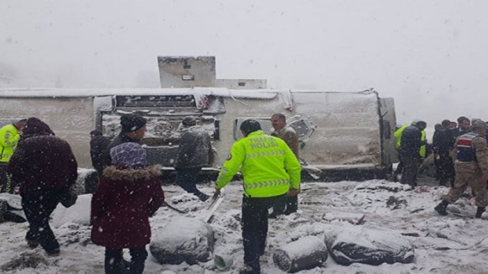 Erzincan'da, buzlanan yolda otobüs yan yattı