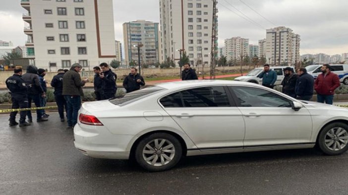 Otomobili durdurup, husumetlisini öldürdü