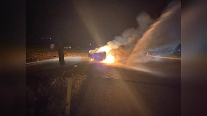 Hatay'da seyir halindeki otomobil alev alev yandı