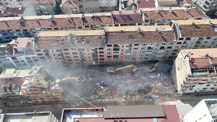 Bağcılar'da riskli olduğu için mühürlenen binaların yıkımına başlandı