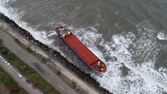 Karaya oturan gemi kurtarılmayı bekliyor