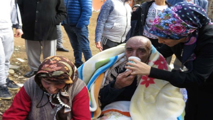 Ümraniye'de yangında mahsur kalan yaşlı çifti komşuları kurtardı