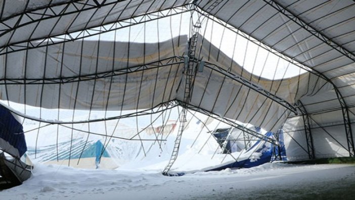 Hakkari'de, halı sahanın çatısı kar nedeniyle çöktü
