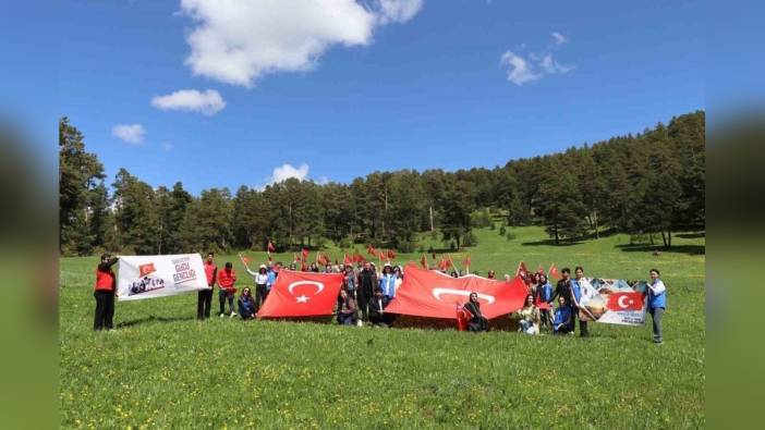 Oltu'da 19 Mayıs coşkusu: Öğrenciler doğa yürüyüşü ve piknikte buluştu