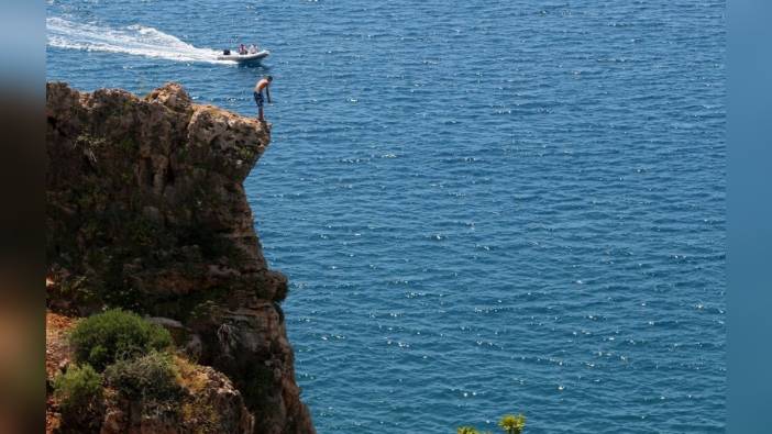 Antalya'da falezlerden tehlikeli atlayış: Genç, sırt üstü suya çakıldı