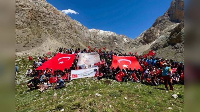 Aladağlar'da 19 Mayıs coşkusu: 270 kişi doğa yürüyüşü yaptı