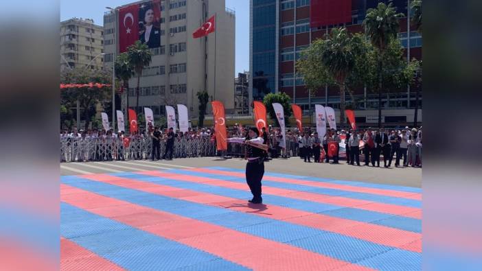 Adana'da 19 Mayıs coşkusu: Down sendromlu gencin kemençe resitali duygulandırdı
